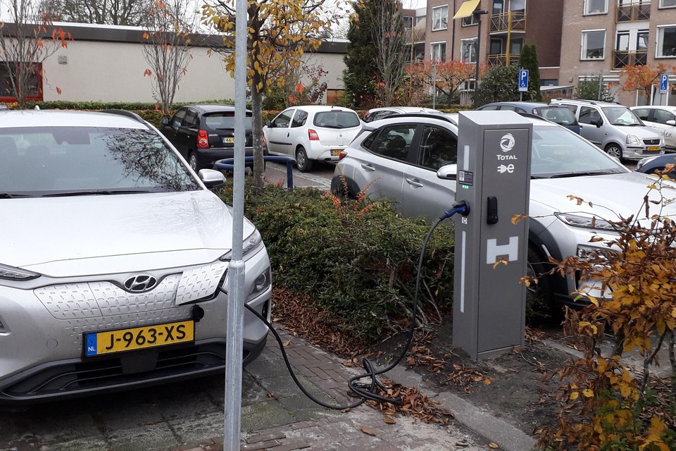 Elektrische deelauto’s wachten op gebruikers bij winkelcentrum Reigerspassage in Hoogkarspel.