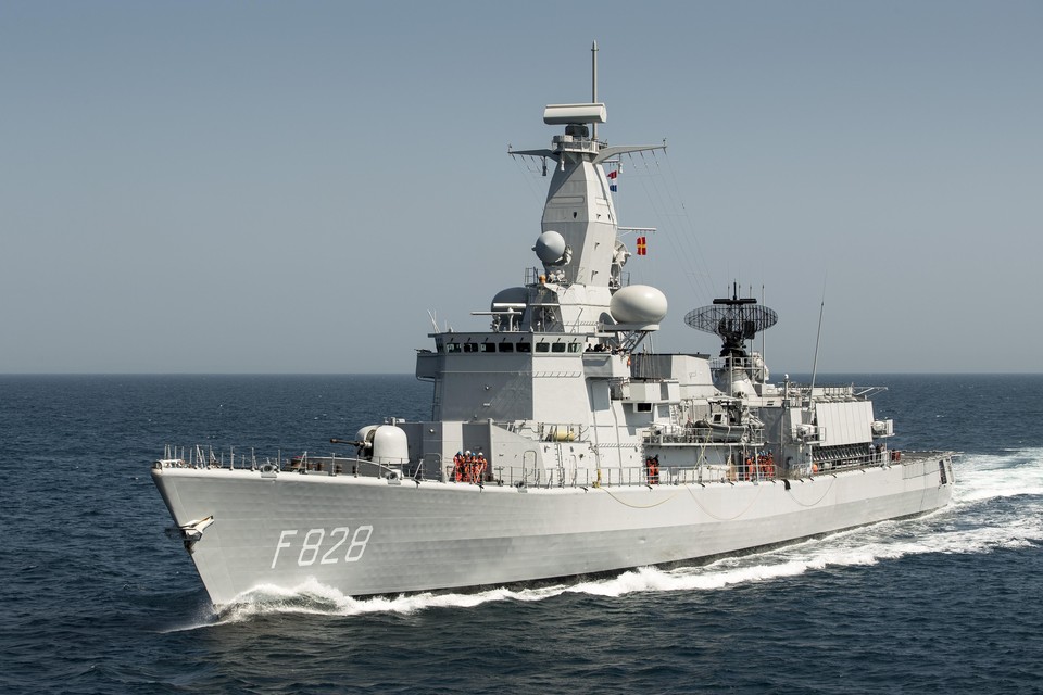 Het huidige M-fregat Zr.Ms. Van Speijk op de Noordzee (mei 2017).