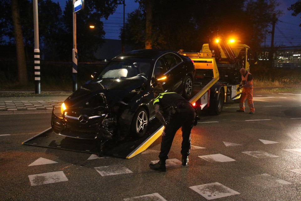 Spruit duisternis Impasse Auto crasht tegen lantaarnpaal in Beverwijk, man mee naar politiebureau  voor alcoholtest | Noordhollandsdagblad