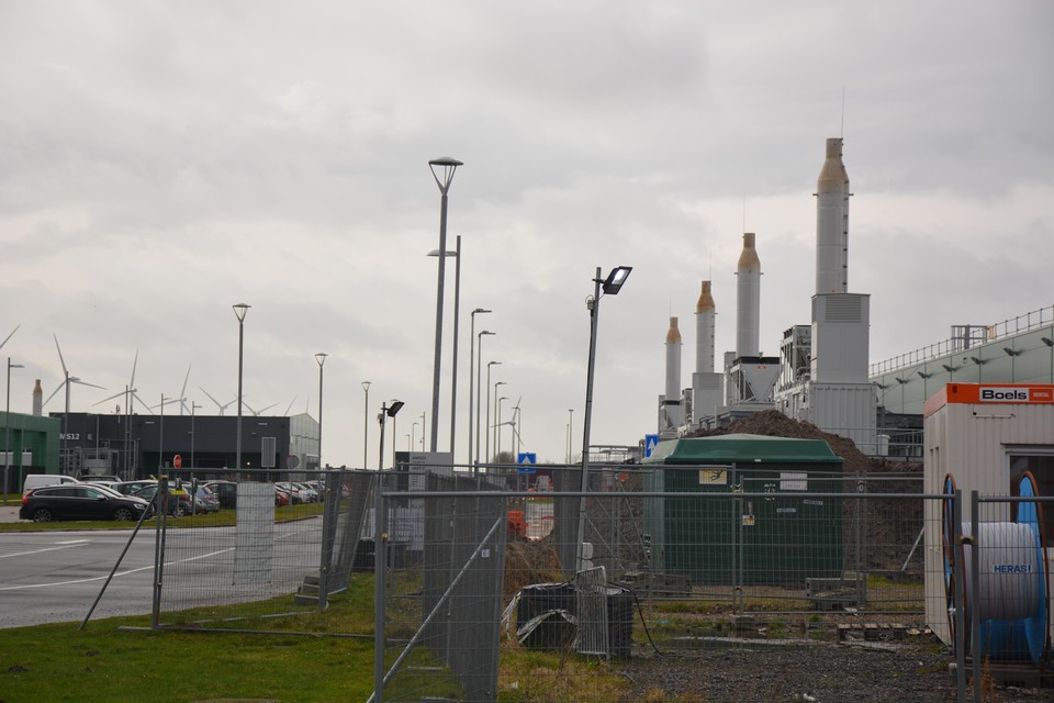 Rechts de schoorstenen van enkele dieselaggregaten van het immense Microsoft-datacenter in Hollands Kroon. De capaciteit van de 42 aggregaten is zo groot dat de provincie er het bevoegd gezag over is, erkent nu ook de gemeente Hollands Kroon.