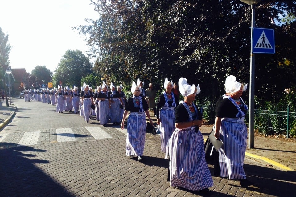 Feestelijk eerbetoon voor pastoor Berkhout. Foto: DNP.NU