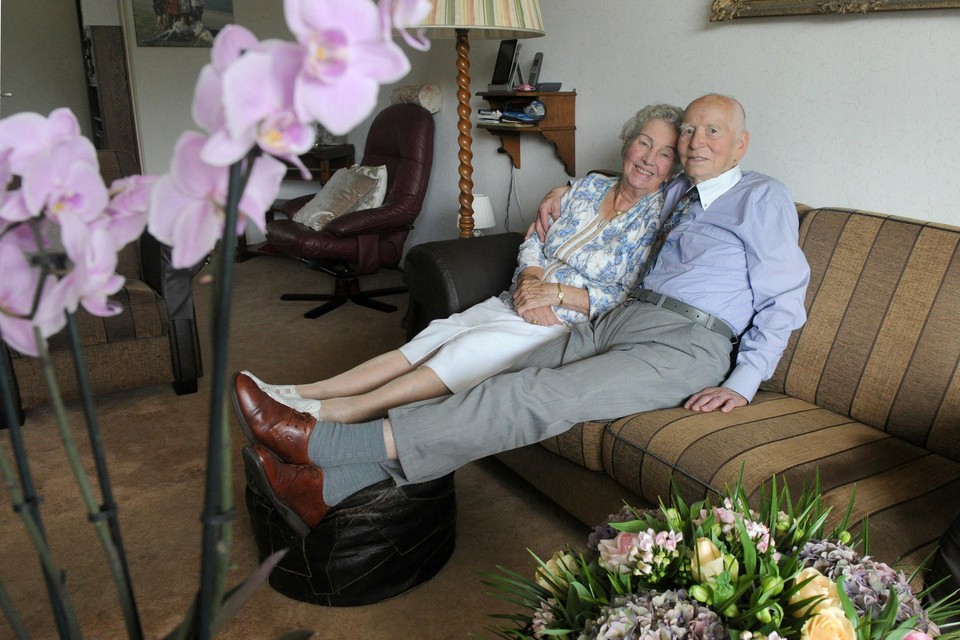 Het echtpaar Van Huijgevoort is  65 jaar getrouwd. Thuis, met de voeten op de zelfgemaakte poef. ,,Wij genieten iedere dag.’’