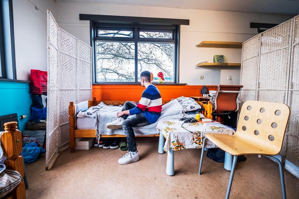 David Sargsyan zit op zijn bed in de inderhaast tot woonverblijf omgetoverde ruimte van de kinderkerk.