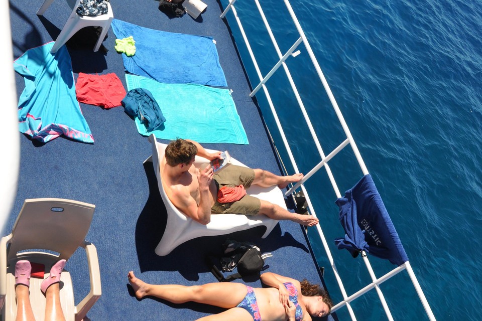 Tussen de duiken door is er genoeg tijd om boven op het dek te zonnebaden.