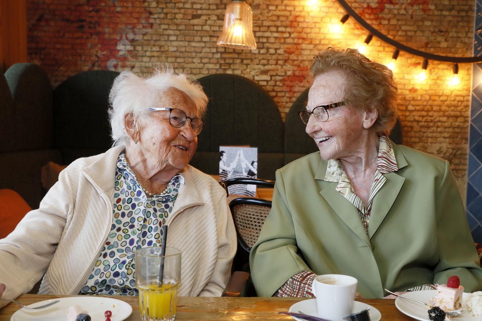 Nel de Groot (links) en Alie Feikes vieren hun tachtigjarige vriendschap.