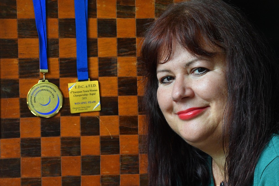 Vitalia Doumesh toont trots de medailles die ze op het EK veroverde.