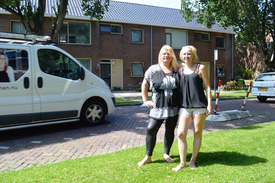 Monique Ros (links) en Clarissia Venema voor een wegversmalling in de Piet Smitstraat. Foto Holland Media Combinatie