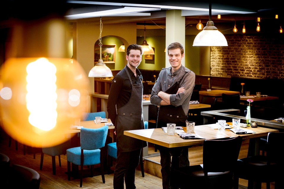 Gastheer Niek Groen en Jos Keijsper (rechts) van restaurant Klaas in Uitgeest.