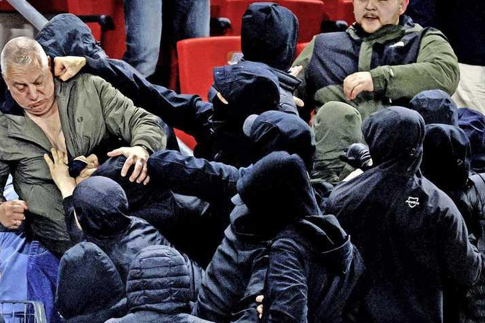 Knolssy, helemaal links in beeld, voorkwam in Alkmaar dat tientallen AZ-supporters familieleden van West Ham-spelers konden aanvallen.
