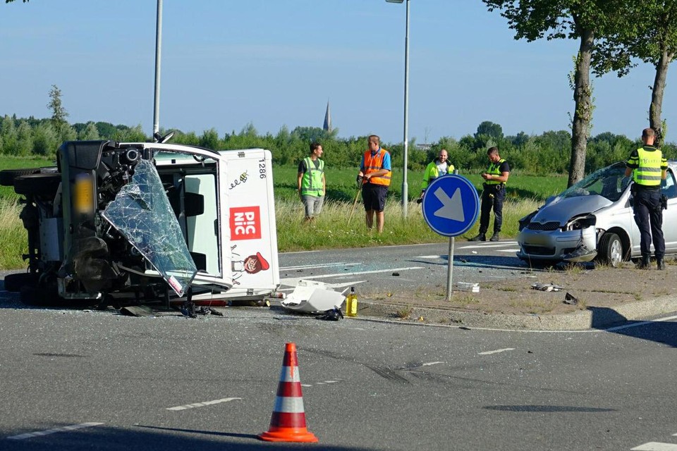 afstuderen Verwoesting kalf Auto over de kop, bezorgwagen Picnic op zijn kant en bestuurder gewond bij  ongeluk in Wervershoof | Noordhollandsdagblad