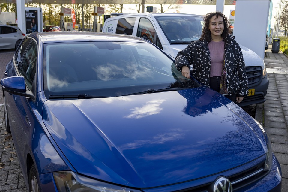 Lana Aziz bij haar Volkswagen Polo