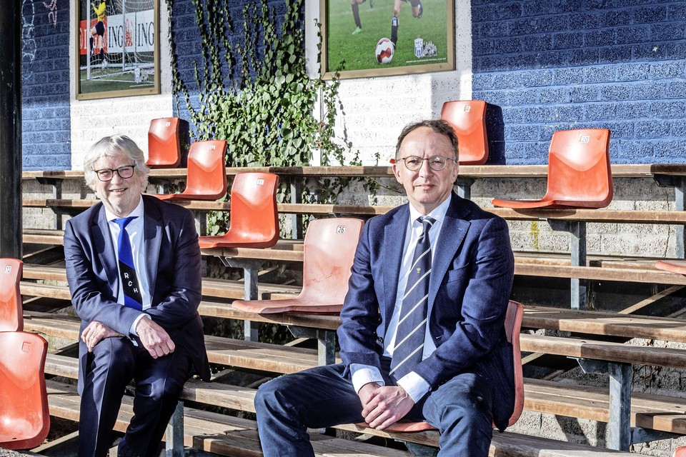 De voorzitters Dirk Jan Rutgers (Koninklijke HFC) en Kees Kokkelkoren (RCH) kijken uit naar de samenwerking tussen beide clubs.