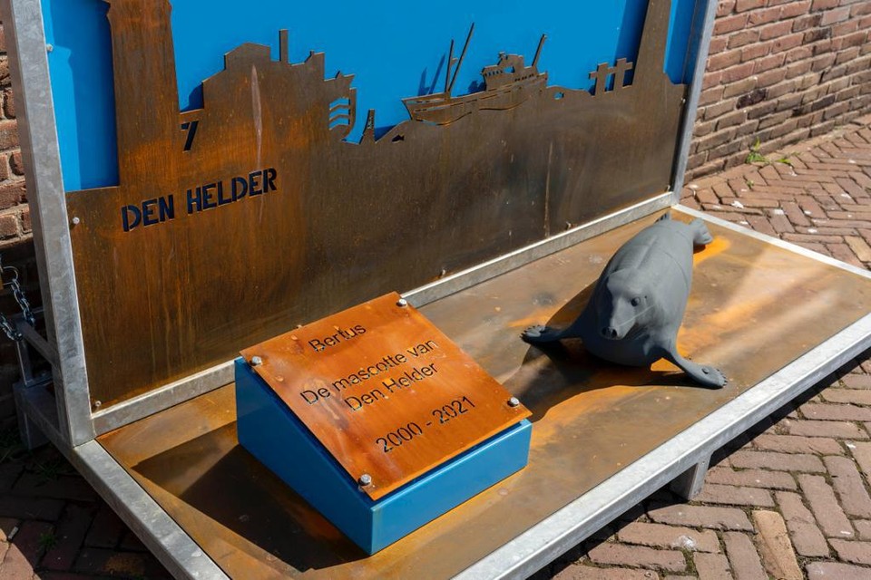 De zeehond en de plaquette ter nagedachtenis aan ’de mascotte van Den Helder’.