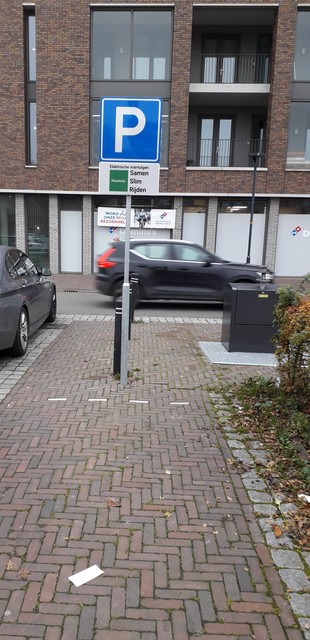 Nabij winkelcentrum Reigerspassage in Hoogkarspel zijn parkeerplaatsen gereserveerd voor de elektrische deelauto’s.