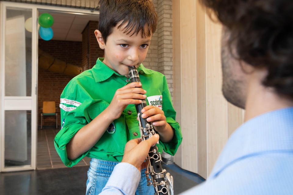 De zesjarige Faran probeert de klarinet uit tijdens de Open Dag van Muziekles Waterland.