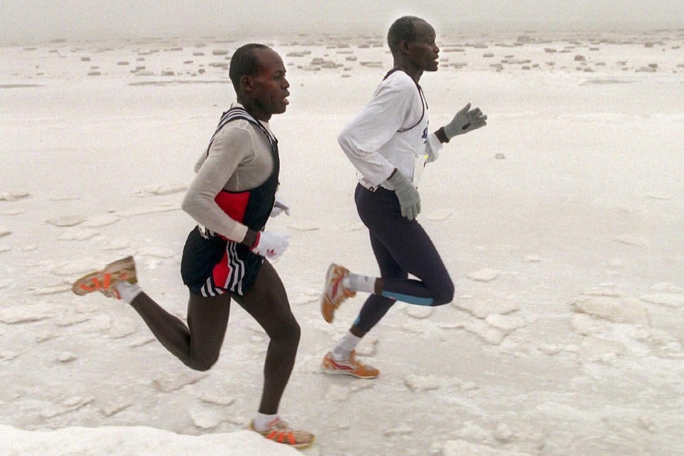 De Keniaanse atleten John Kiprono en Elijah Lagat tijdens de winterse Halve Marathon van Egmond in 1997.