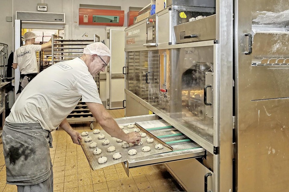 Rob Slijkerman maakt krentenbollen in de bakkerij in Middenmeer.