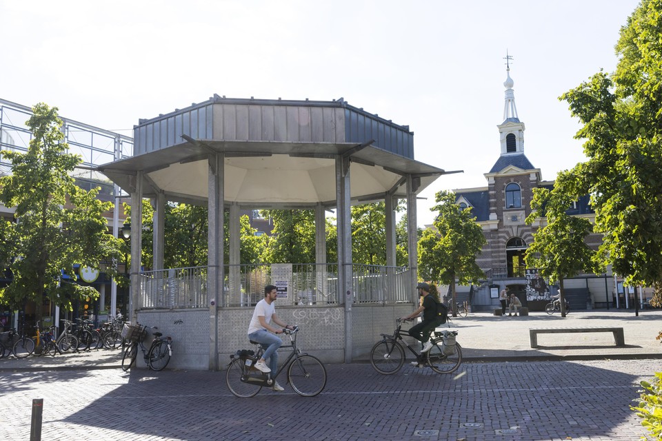 De gemeente wil twee fietsroutes over de Kerkbrink schrappen, waaronder die tussen de ’s-Gravelandseweg en de Herenstraat/Langestraat.