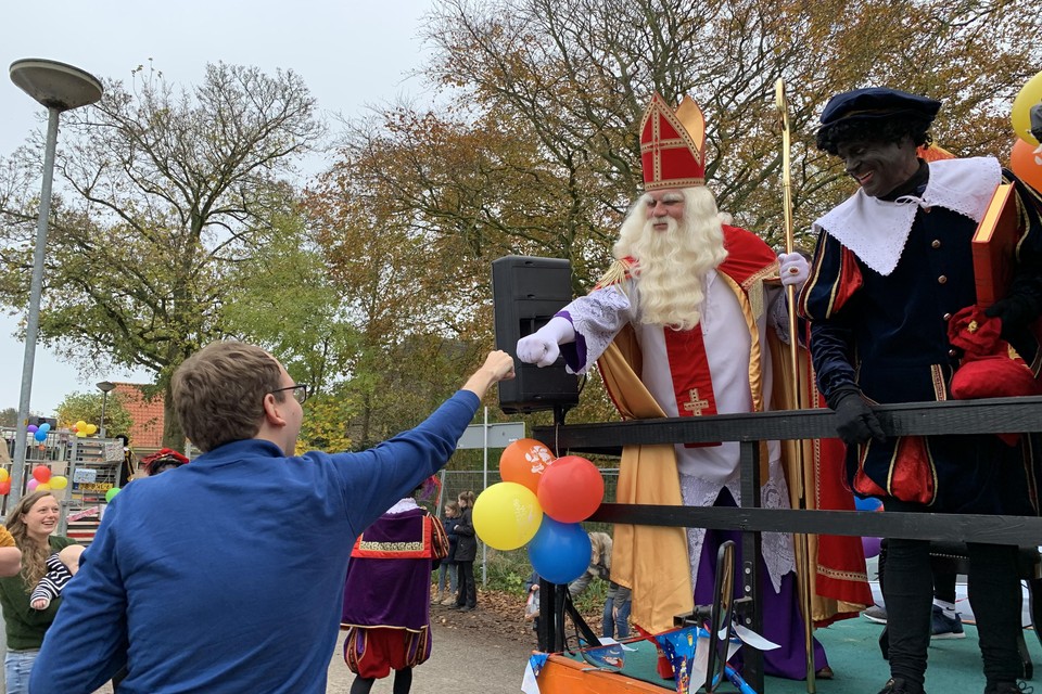 Sinterklaas geeft even een boks aan een Venhuizer tijdens de feestelijke rondrit, die als vervanger van de intocht zondag werd gehouden.
