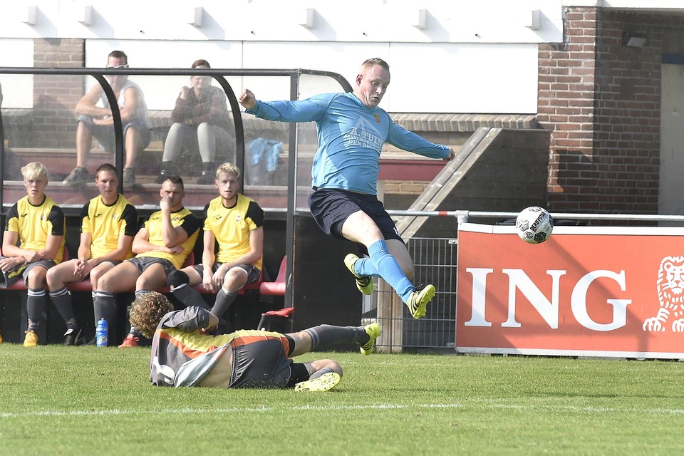 Patrick Beens ontwijkt Kees-Jan Geerligs van Kleine Sluis. ’In de zomer miste ik het voetbal en in de winter wilde ik acuut stoppen.’