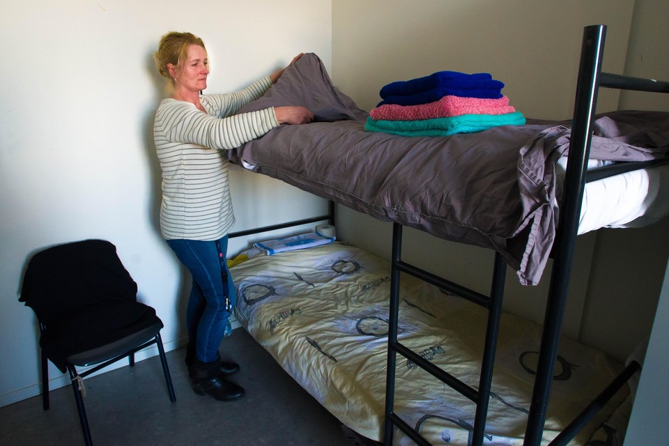 Kirsten Duyts, afdelingsmanager van Zaanerf, maakt een van de bedden voor de daklozen klaar.