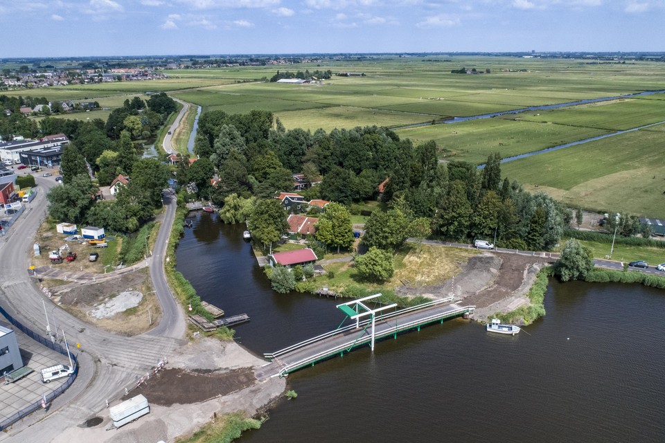 Sinds een paar dagen rijden de auto’s over de nieuwe Bartelsluisbrug. Over een paar weken wordt hij officieel geopend.
