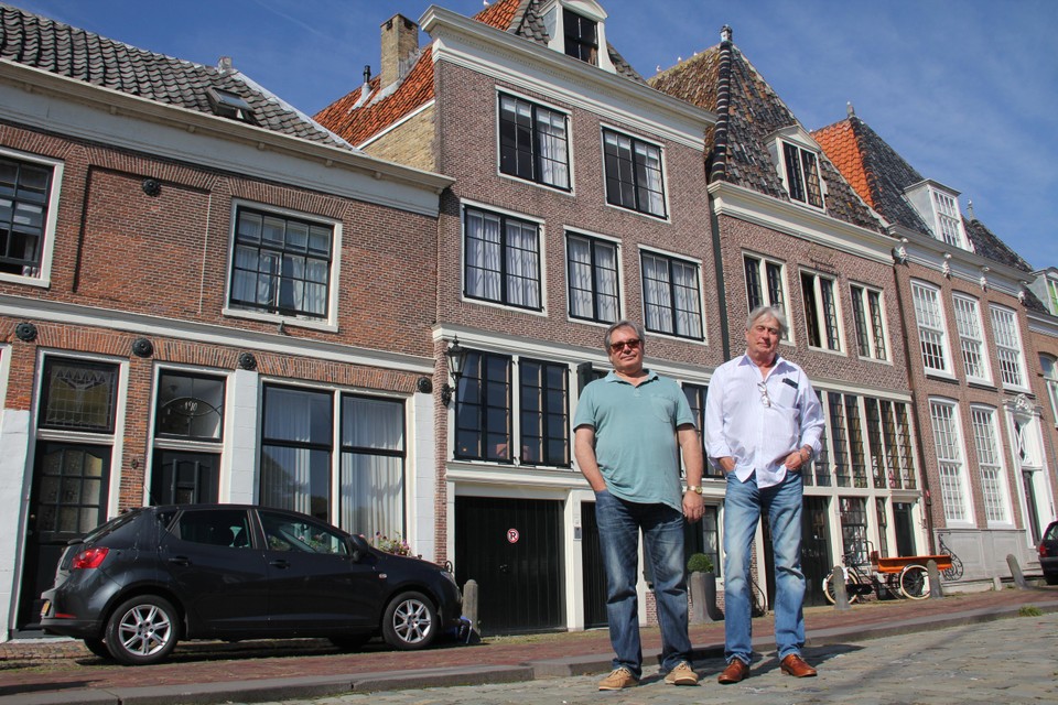 Luis Spina en Harry Harrison genieten in Hoorn van hun rust.