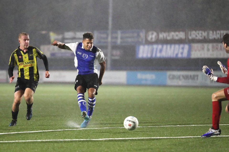 Jan-Willem Tesselaar schiet in de stromende regen de 2-0 voor ADO’20 binnen.