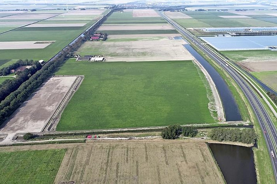 De strook grond tussen Cultuurweg en snelweg A7 waar mogelijk deels een park komt.