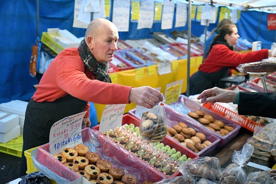 Bert Verplancken tijdens zijn voorlaatste bezoek aan de Helderse zaterdagmarkt. Met ingang van het nieuwe jaar stopt hij er mee.