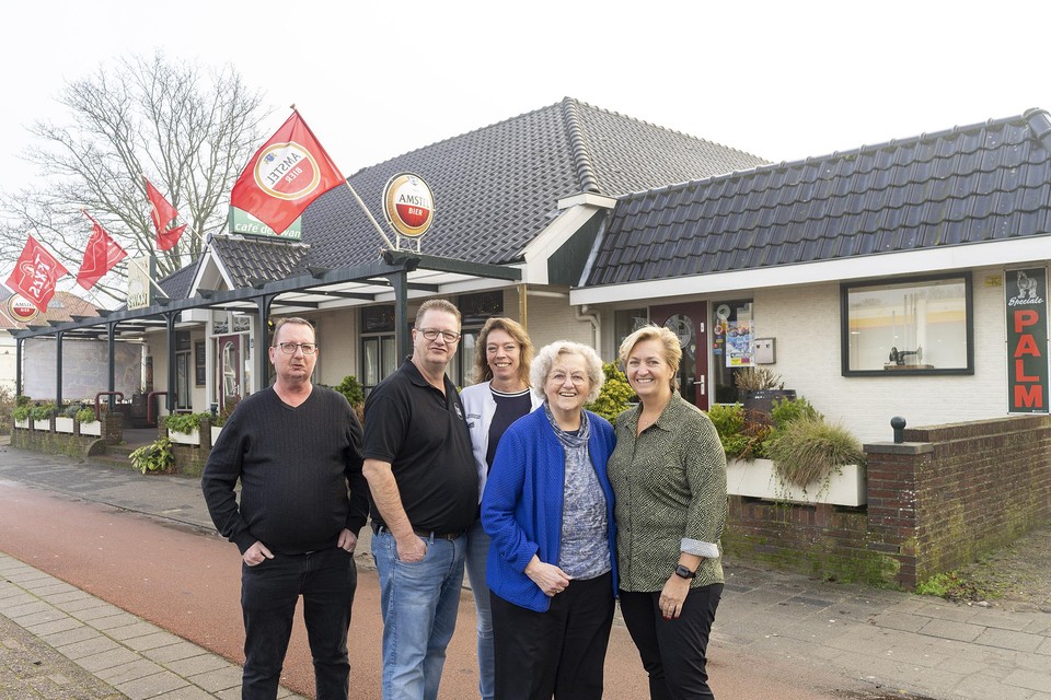 De familie Rietbergen bij elkaar voor hun café De Swan, met (vlnr) Nico, René en zijn vrouw Linda, moeder Grietje Rietbergen en zus Anka.