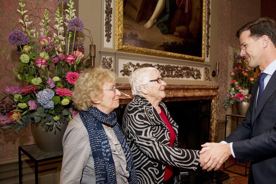 2014: Freddie Dekker-Oversteegen (links) en Truus Menger-Oversteegen (midden), verzetsvriendinnen van Hannie Schaft, krijgen het Mobilisatie Oorlogskruis uitgereikt door premier Mark Rutte.