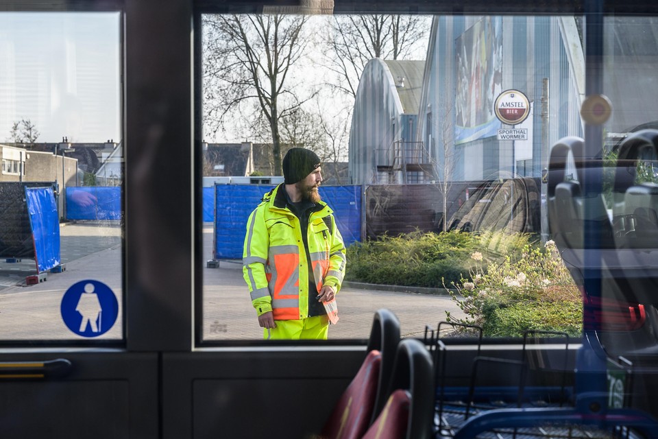 Met de bus komen vluchtelingen vanaf Amsterdam CS in Wormer aan.