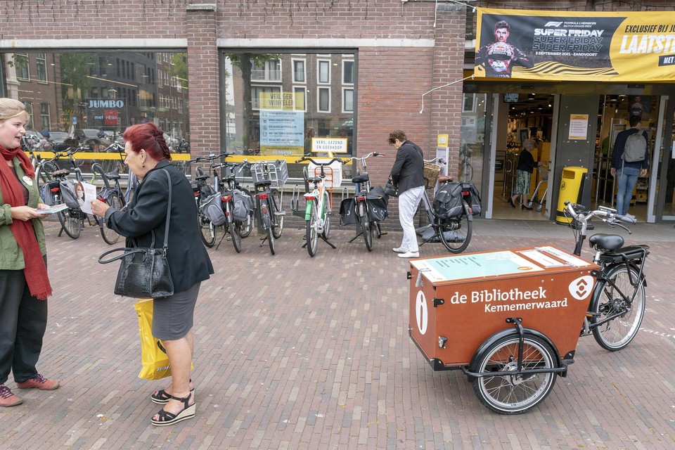 De ido-bakfiets van bibliotheek Kennemerwaard in actie in Alkmaar.