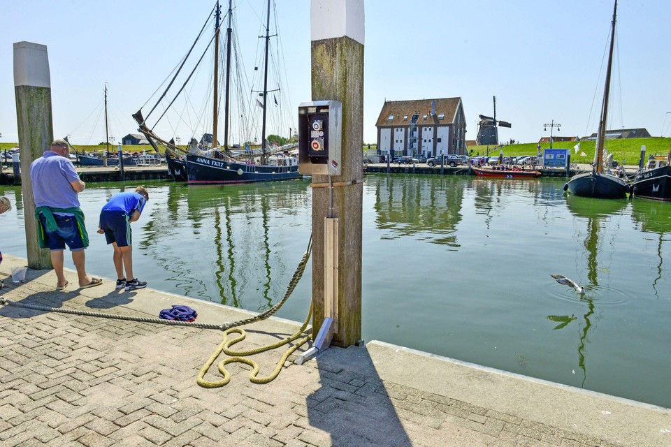 Stroompunt op de haven van Oudeschild.