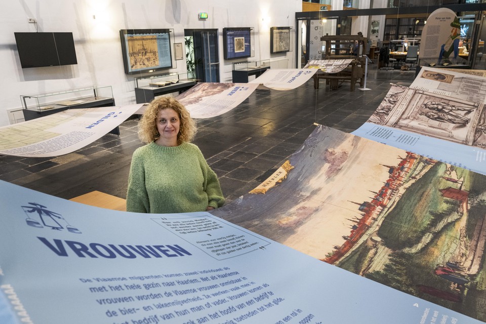 Zelda Tibaldi bekijkt de expositie Vlaamse Migratie in het Noord-Hollands Archief.