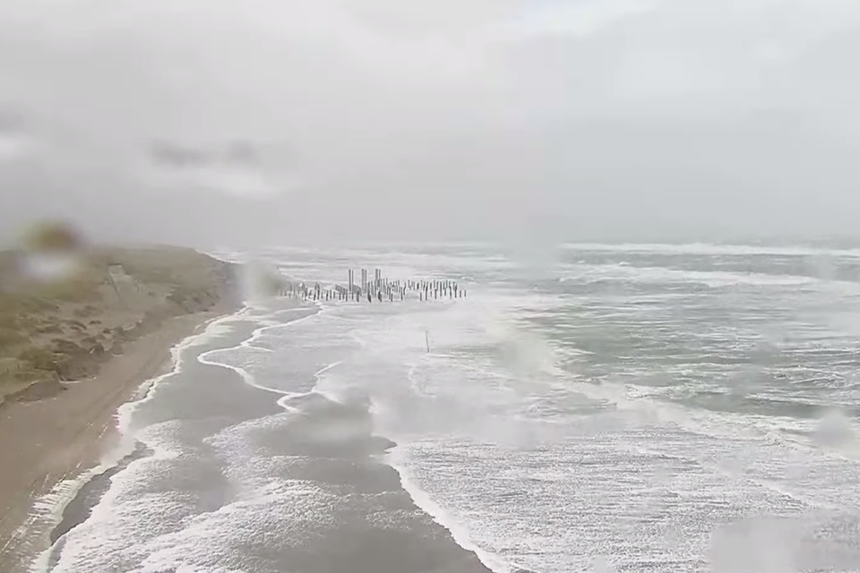 Storm Corrie raast over het strand van Petten.