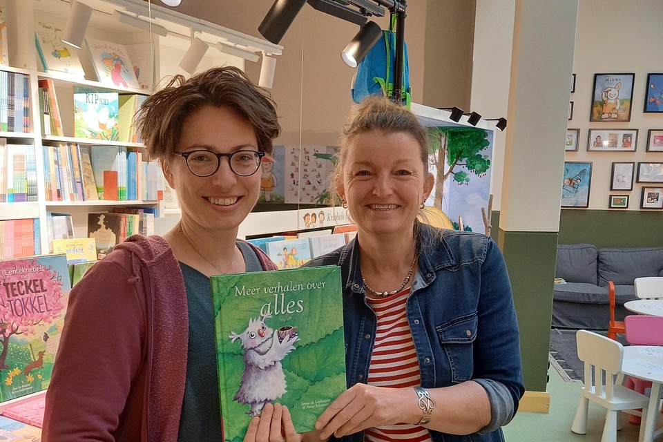 Janna de Lathouder (l) en Anne Schneider met hun laatste verhalenbundel ’Meer verhalen over alles’.