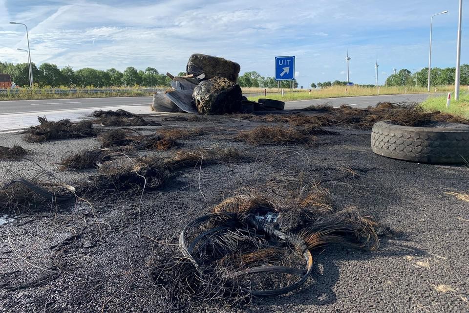 De restanten van in brand gestoken wagenbanden op de afrit van de A7 bij Medemblik.