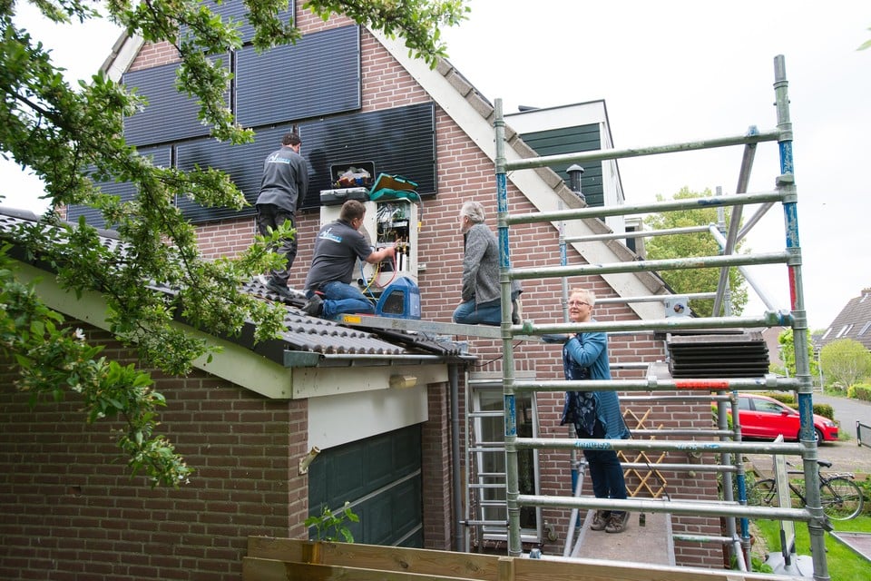 Monteurs verwijderen de zonnepanelen van de zijkant van het huis van Dirk Jan van ’t Veer en Cecile Lammes.