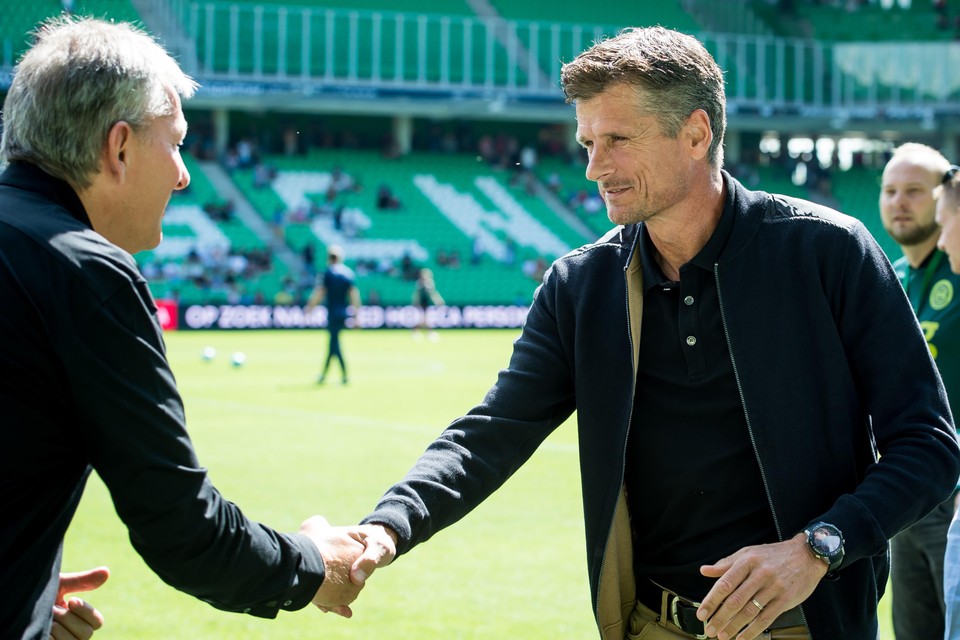 Coach van FC Groningen Frank Wormuth en FC Volendam-trainer Wim Jonk (rechts) schudden elkaar de hand voor aanvang van de eredivisiewedstrijd FC Groningen-FC Volendam in Groningen.