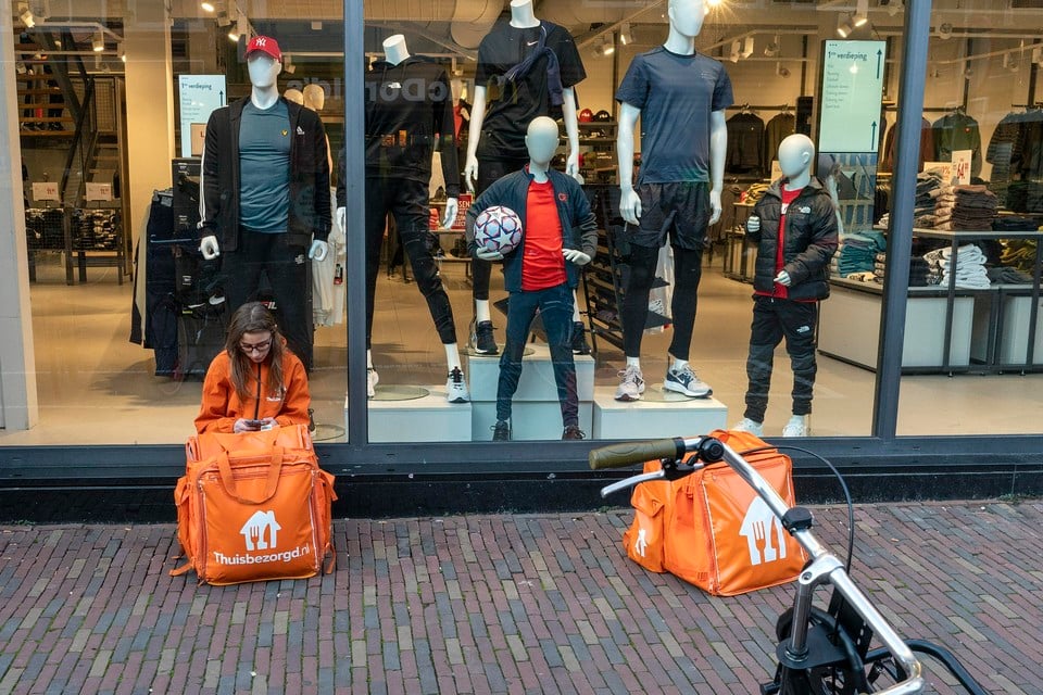 Welke Hoeveelheid geld Verzwakken Wat is het oranje buiten'. De stoep van De Laat in het centrum van Alkmaar  zit vol thuisbezorgers | Noordhollandsdagblad