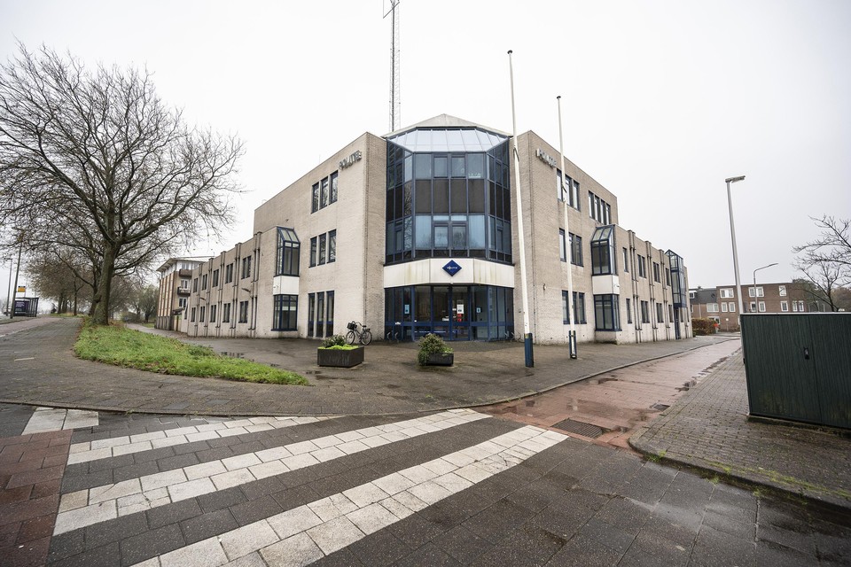 Het voormalige politiebureau in Purmerend wordt gesloopt om plaats te maken voor tijdelijke woningen.