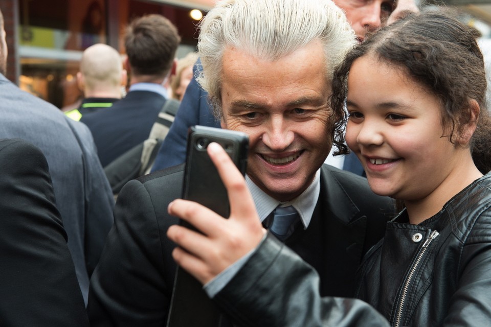 Een meisje maakt een selfie met Wilders. Foto Ella Tilgenkamp