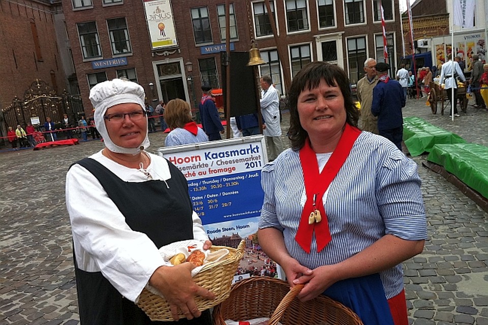 De eerste kaasmarkt van het seizoen in Hoorn.