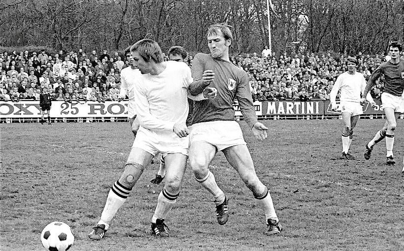 Wim de Jager (rechts) in 1970 als speler van AZ’67 in duel met DOS-speler Ed van Stijn.