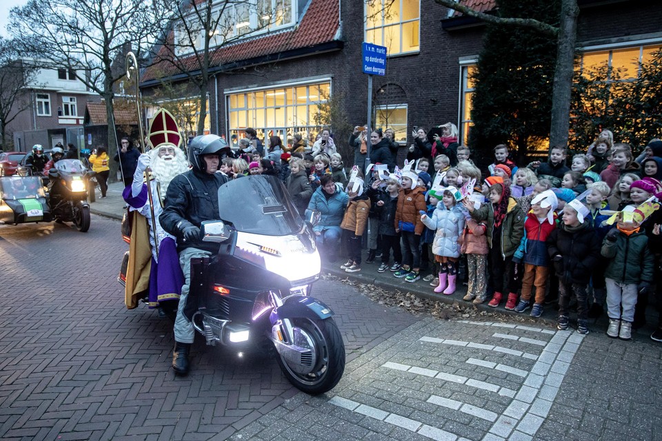 Sinterklaas zat zelf ook achterop de motor.