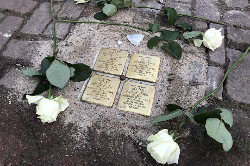 De nieuwe struikelstenen voor vier overleden Joodse bewoners van Watergang.