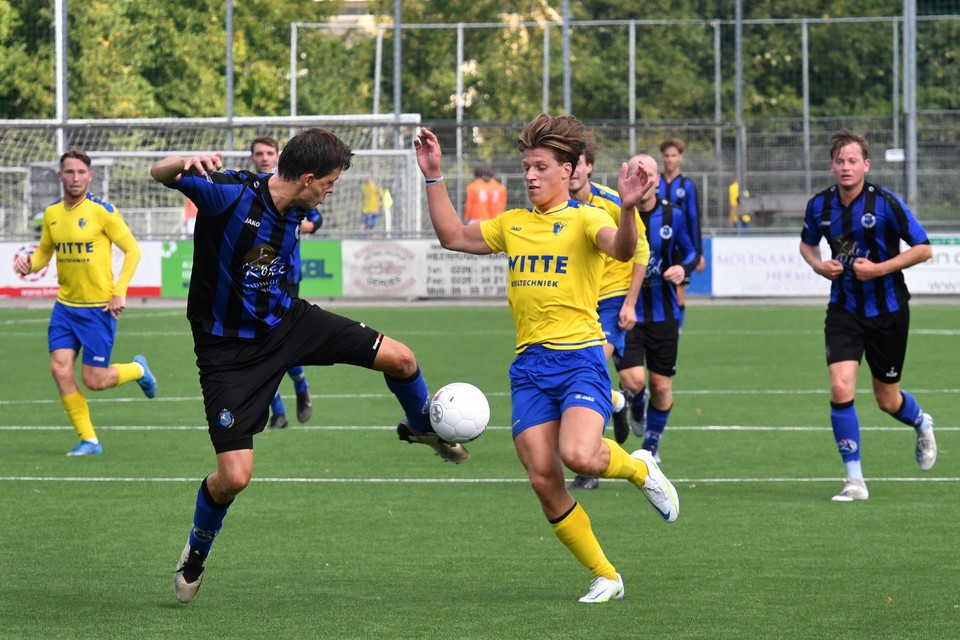 Finn Groot van LSVV stuit op verdediger Milo Cremers van Vitesse’22.