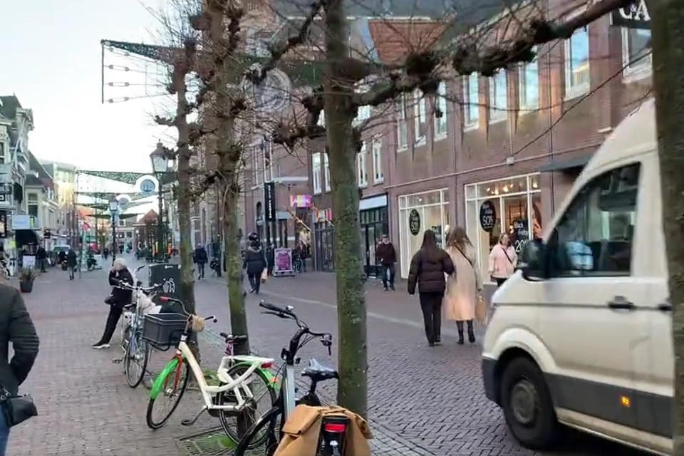 Een busje gaat luid toeterend vol in de remmen om te voorkomen dat hij twee voetgangers aanrijdt op de winkelstraat Grote Noord in Hoorn, na 12 uur uitsluitend voetgangersgebied.